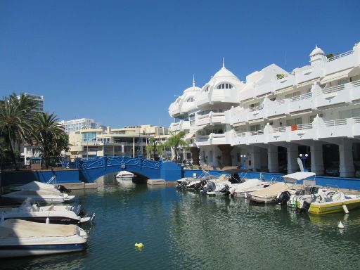 Puerto Deportivo de Benalmádena, Benalmádena, Spanien, Insel mit Wohngebäude direkt am Hafen