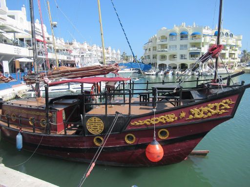 Puerto Deportivo de Benalmádena, Benalmádena, Spanien, Segelboot im chinesischen Stil