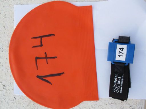 IV Travesia a nado de Benalmadena 2021, Benalmádena, Spanien, Starterpaket mit Badekappe und Zeitmessung RFID Chip mit Klettband