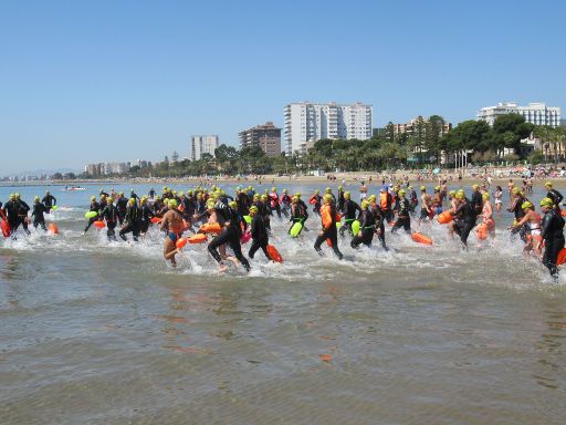 Open water Oceanman® Costa Azahar 2022, Benicássim, Spanien, Start am flachen Sandstrand