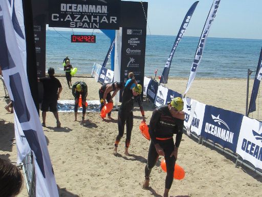 Open water Oceanman® Costa Azahar 2022, Benicássim, Spanien, Zieleinlauf nach 2000 m