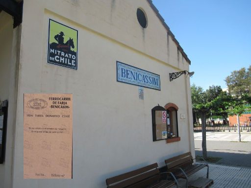 Plaza del Trenet, Benicássim, Spanien, Bahnhofshalle mit Verkaufsschalter