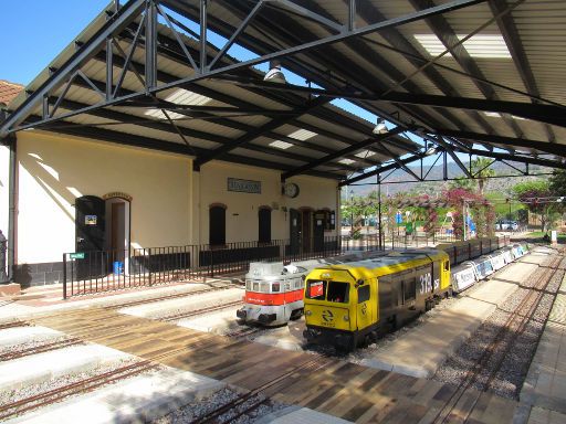 Plaza del Trenet, Benicássim, Spanien, Bahnhof mit Bahnsteige und Gleisen