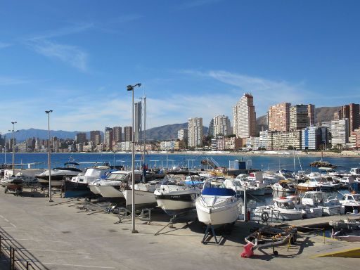 Benidorm, Spanien, Hafen und Hintergrund Playa de Poniente