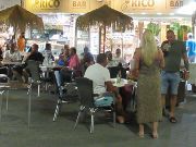 Benidorm, Spanien, Bar an der Strandpromenade