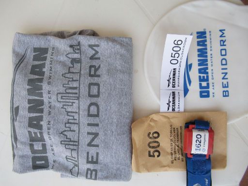 Open water Oceanman® Benidorm 2021, Benidorm, Spanien, Starterpaket mit T-Shirt, Aufbewahrungsnummer, Badekappe und Zeitmessung RFID Chip mit Klettband