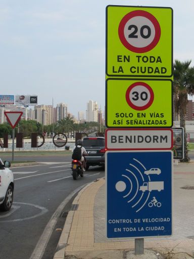 Benidorm, Spanien, Hinweisschild Geschwindigkeitsbegrenzung am Kreisverkehr Avinguda de la Comunitat Europea