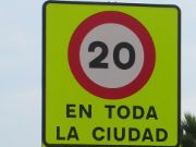 Benidorm, Spanien, Hinweisschild Geschwindigkeitsbegrenzung am Kreisverkehr Avinguda de la Comunitat Europea