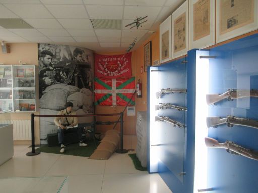 Museo Memorial del Cintur&oacute;n de Hierro, Berango, Spanien, Gewehre und Soldaten Baskische Armee