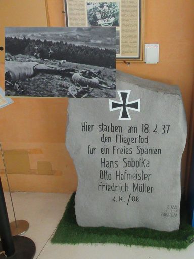 Museo Memorial del Cintur&oacute;n de Hierro, Berango, Spanien, Nachbildung Monolit f&uuml;r deutsche Flieger