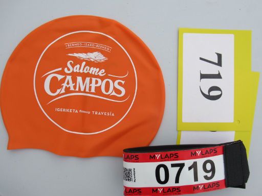 VIII. Salome Campos Travesía a nado, Schwimmwettbewerb 2022, Bermeo, Spanien, Starterpaket mit Badekappe, Zeitmessung RFID Chip mit Klettband und Nummer Wertsachenaufbewahrung