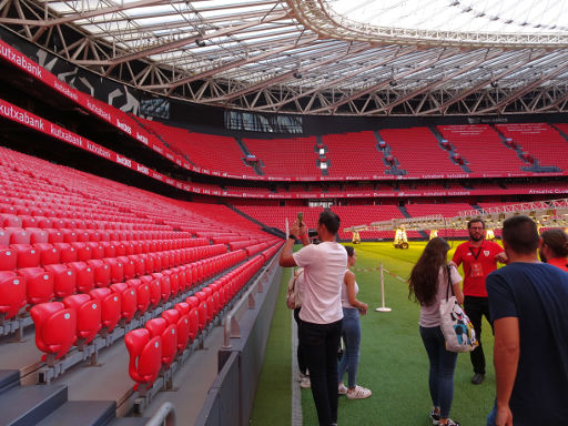 Athletic Club Museum und Stadion Führung, Bilbao, Spanien, Gruppe der Führung im Stadion