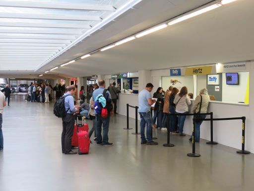 Flughafen Bilbao, BIO, Spanien, Mietwagen Schalter links im Untergeschoss nach dem Gang