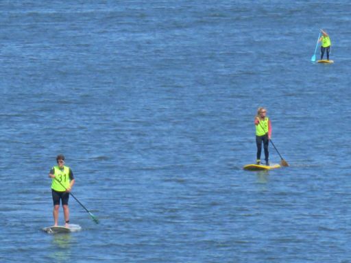 Bilbao Küste, Spanien, Stehpaddler auf dem Rio de Bilbao in der Nähe der Puente Vizcaya Portugalete