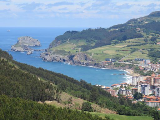 Bilbao Küste, Spanien, Blick auf die Bucht von Baiko und die Insel Gaztelugatxe