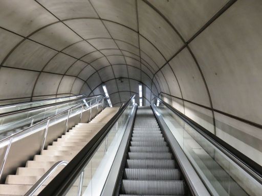 Metro, Bilbao, Spanien, Rolltreppen und Treppe