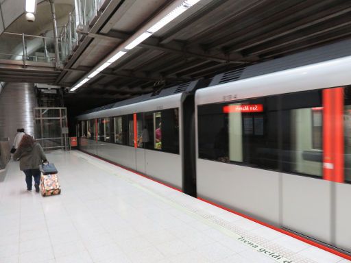 Metro, Bilbao, Spanien, Zug bei der Ausfahrt Station San Mamés