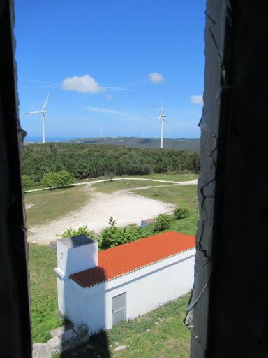 Mirador Monte do Faro, Brantuas - Ponteceso, Spanien, Blick aus zerstörtem Fenster im Treppenaufgang