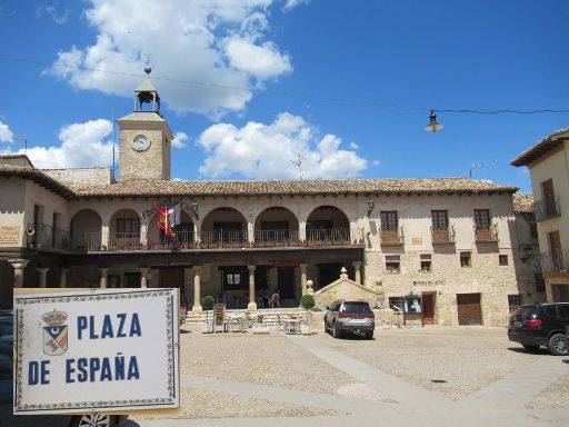 Budia, Spanien, Rathaus mit Bar, Apotheke und Touristeninformation auf dem Plaza de España