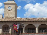 Budia, Spanien, Rathaus mit Bar, Apotheke und Touristeninformation auf dem Plaza de España