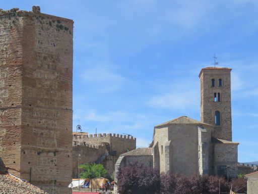 Buitrago del Lozoya, Spanien, Ausblick von der Mauer am Fluss auf die Burgruine und die Kirche