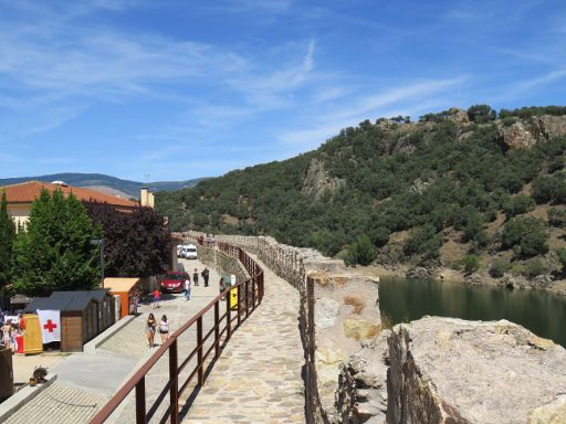 Buitrago del Lozoya, Spanien, Stadtmauer am Fluss