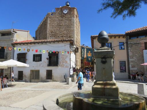 Buitrago del Lozoya, Spanien, Dorfplatz mit Springbrunnen und Restaurants