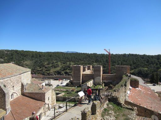 Stadtmauer und Ausstellung Waffen Mittelalter, Buitrago del Lozoya, Spanien, Stadtmauer mit Blick zur Kirche links und Burgruine