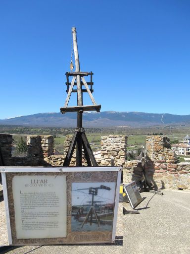 Stadtmauer und Ausstellung Waffen Mittelalter, Buitrago del Lozoya, Spanien, Lu’Ab Nachbau Schleuder aus dem 7. Jahrhundert