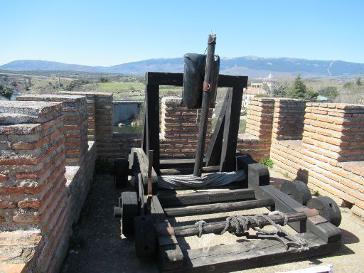 Stadtmauer und Ausstellung Waffen Mittelalter, Buitrago del Lozoya, Spanien, Wiese, Katapult