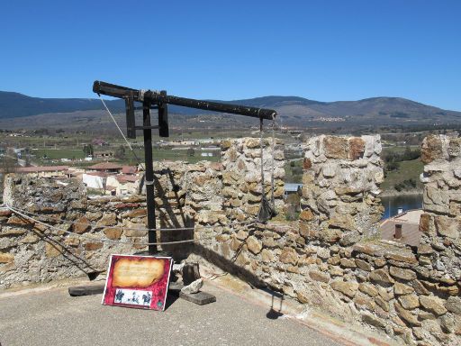 Stadtmauer und Ausstellung Waffen Mittelalter, Buitrago del Lozoya, Spanien, Steinschleuder