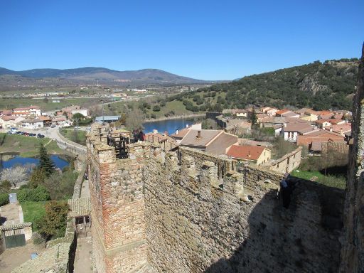 Stadtmauer und Ausstellung Waffen Mittelalter, Buitrago del Lozoya, Spanien, Ausblick auf die Festungsmauer