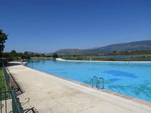 Freibad Riosequillo, Buitrago del Lozoya, Spanien, Schwimmbecken im Hintergrund der Stausee