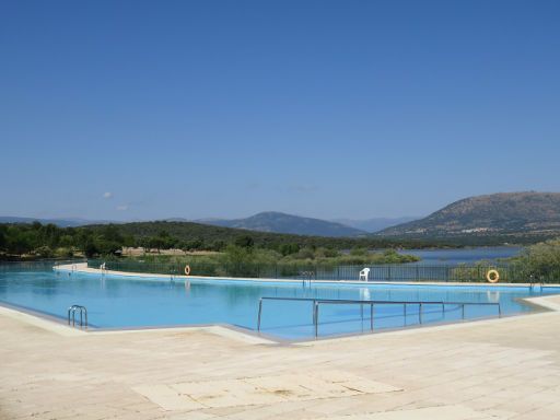 Freibad Riosequillo, Buitrago del Lozoya, Spanien, Schwimmbecken im Hintergrund der Stausee