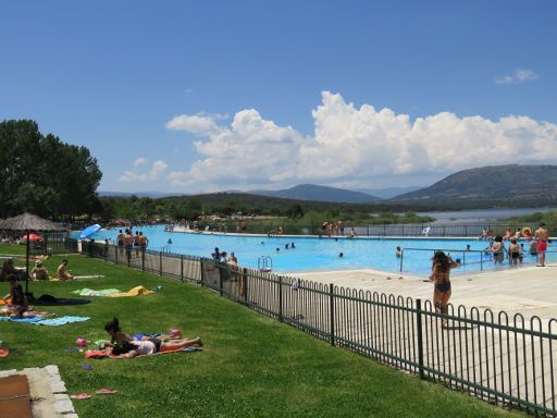 Freibad Riosequillo, Buitrago del Lozoya, Spanien, Wiese, Schwimmbecken und Stausee