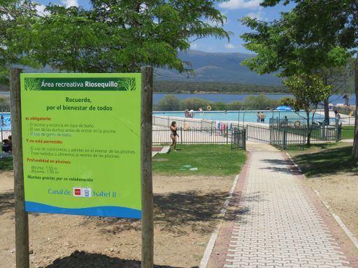 Freibad Riosequillo, Buitrago del Lozoya, Spanien, Hinweisschild mit Regeln und Vorschriften