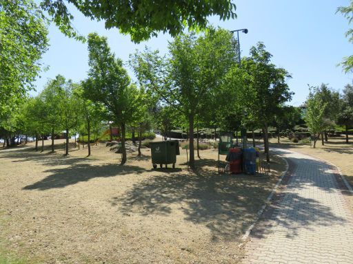 Freibad Riosequillo, Buitrago del Lozoya, Spanien, Spielplatz und Liegewiese mit Schatten