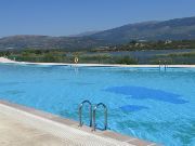 Freibad Riosequillo, Buitrago del Lozoya, Spanien, Schwimmbecken im Hintergrund der Stausee