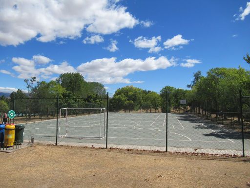 Freibad Riosequillo, Buitrago del Lozoya, Spanien, Sportplatz für Fußball und Basketball
