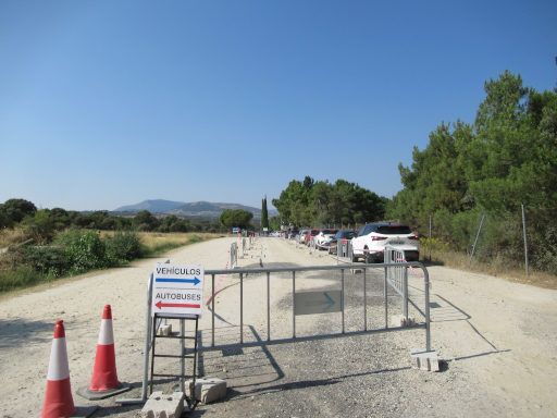 Freibad Riosequillo, Buitrago del Lozoya, Spanien, Zufahrt zum Eingang im Juli 2026