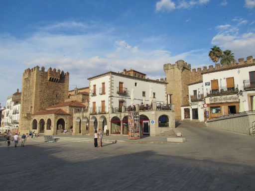 Cáceres, Spanien, Plaza Major mit Torre de Bujaco