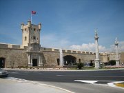 Cádiz, Spanien, alte Stadtmauer und Stadttor