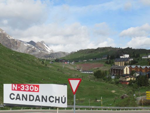 Candanchú, Huesca, Spanien, Blick auf den Ort von der N-330b