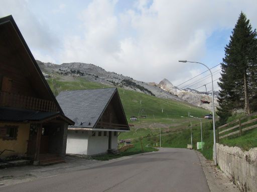 Candanchú, Huesca, Spanien, Straße im Ort und Sessellift