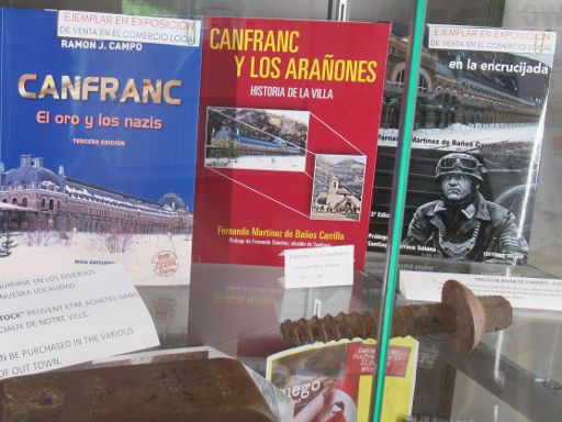 Canfranc-Estación, Spanien, Tourismusinformation Bücher über Goldtransporte im Zweiten Weltkrieg