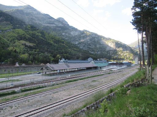 Bunker Linie P, Canfranc-Estación, Spanien, Blick auf die Bahnanlagen vom Wanderweg Melancólicos