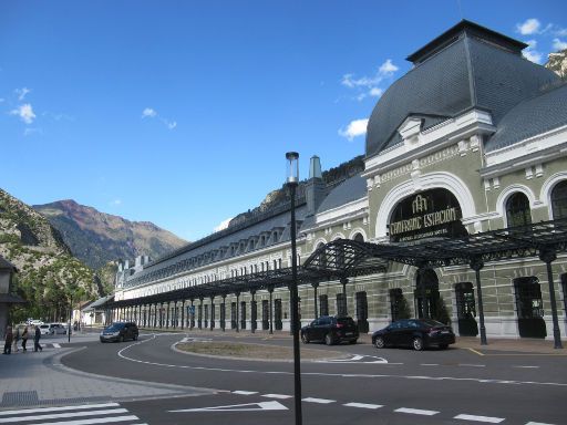 Führung historischer Bahnhof, Canfranc-Estación, Spanien, ehemalige Bahnhofshalle, heute Empfangshalle Hotel