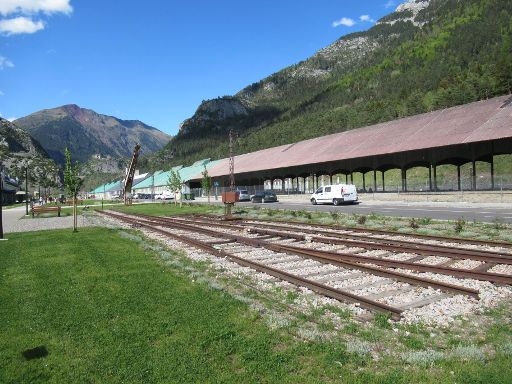 Führung historischer Bahnhof, Canfranc-Estación, Spanien, Schienen und Krane