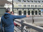 Führung historischer Bahnhof, Canfranc-Estación, Spanien, Gruppe und Tourleiter