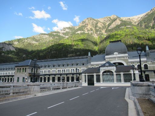 Historischer Bahnhof, Canfranc-Estación, Spanien, Zufahrtstraße und Hauptgebäude